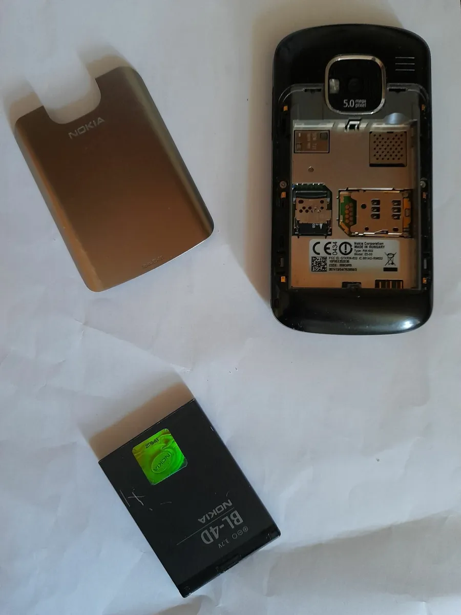 £50 Joblot. 2 Old Unlocked Nokia Phones + Charger - Image 3