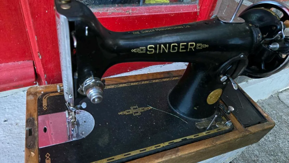 Singer sewing machine 201k hand crank - Image 2