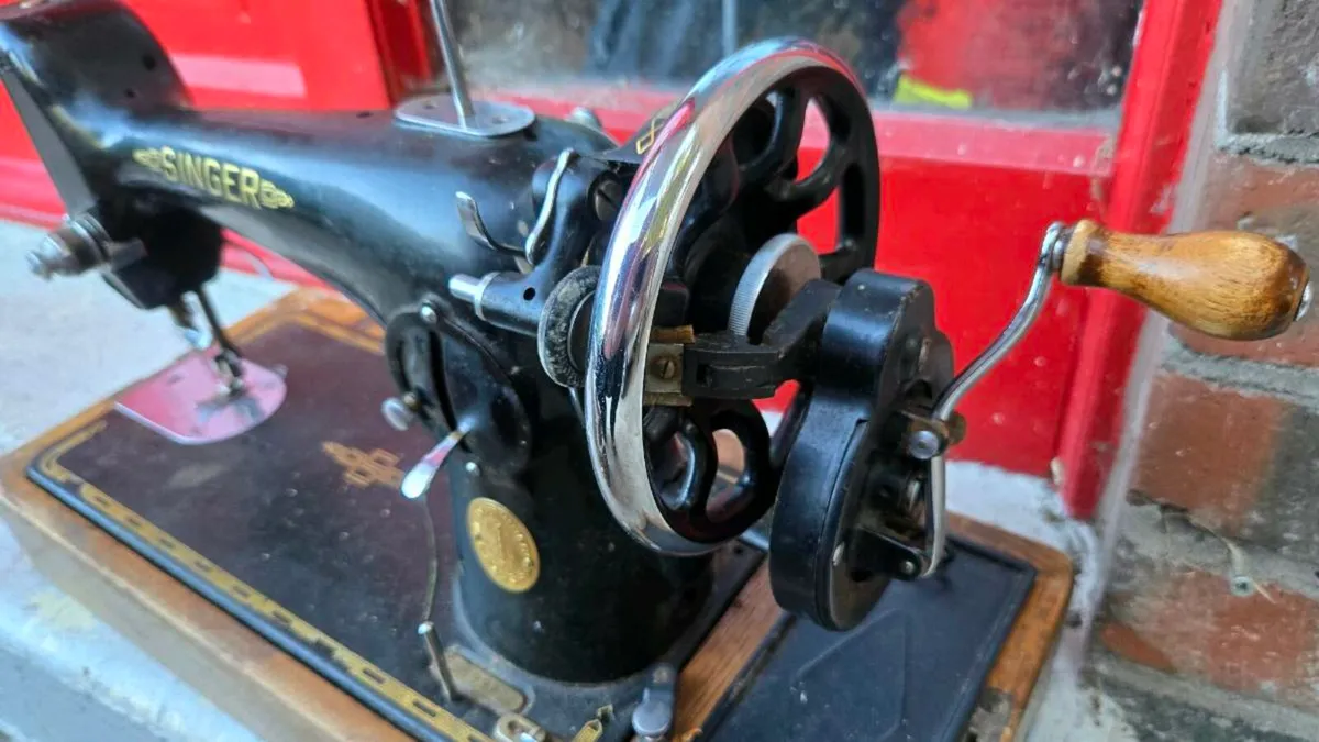 Singer sewing machine 201k hand crank - Image 1