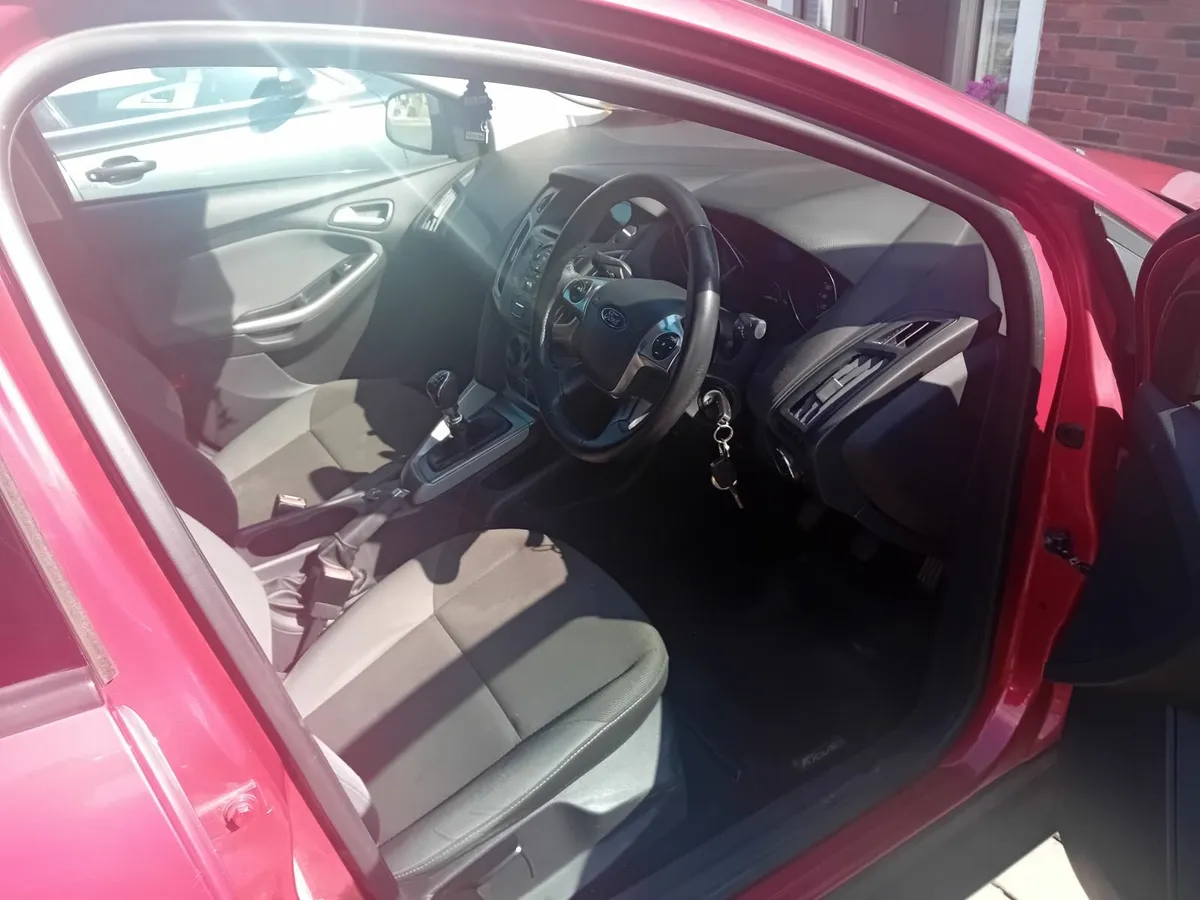 Ford Focus Saloon - Image 4