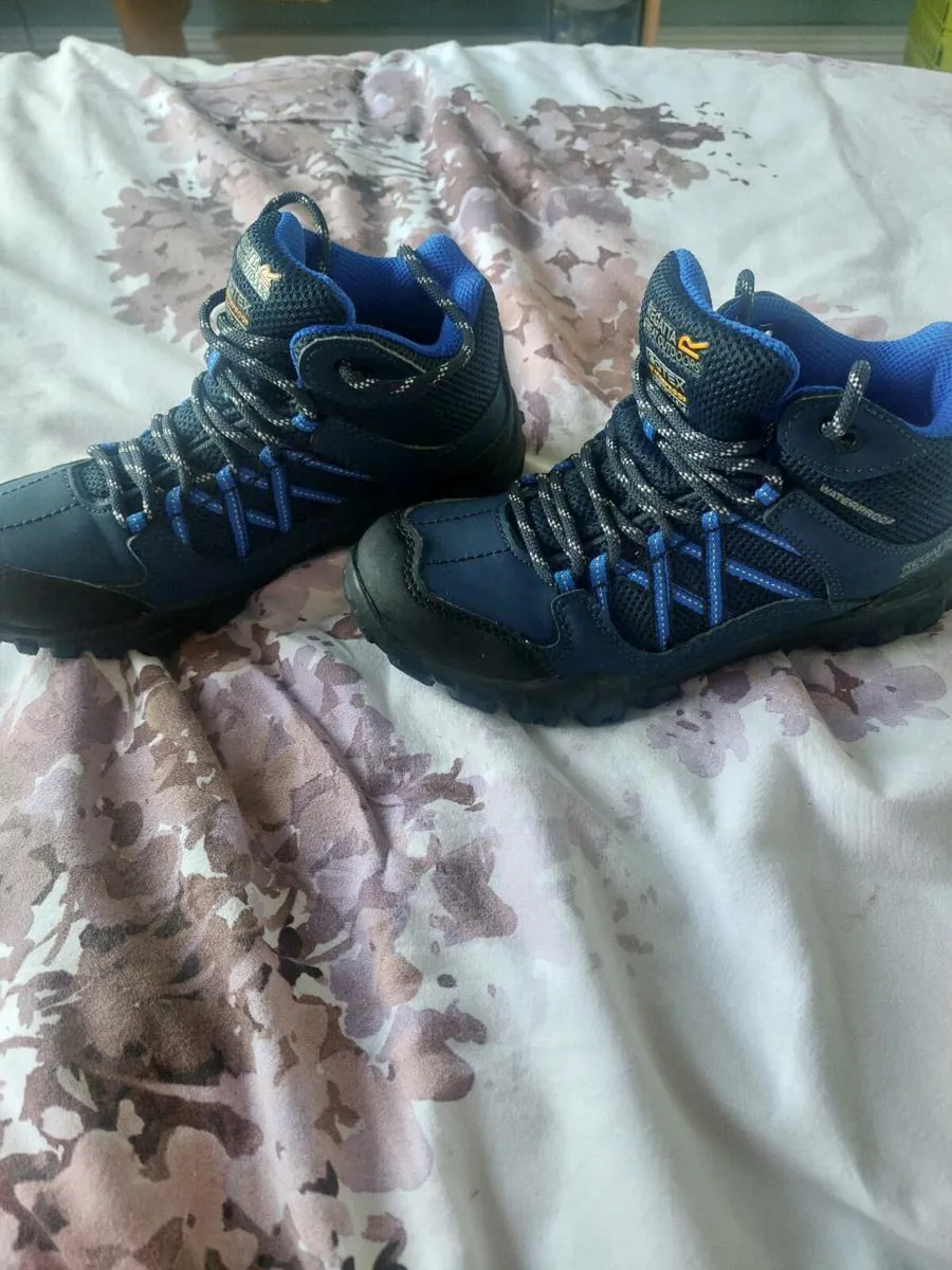 Hiking boots - Image 2