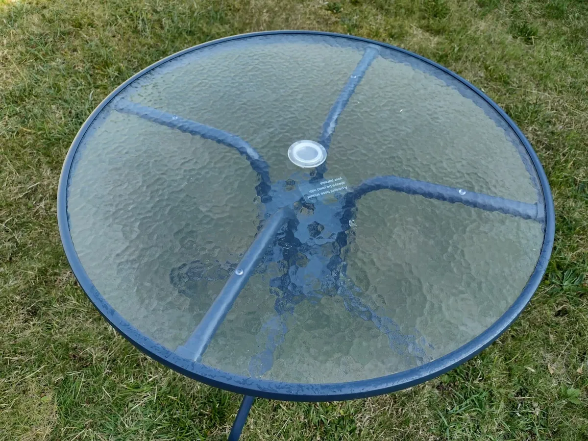 Glass top garden/patio table - Image 2