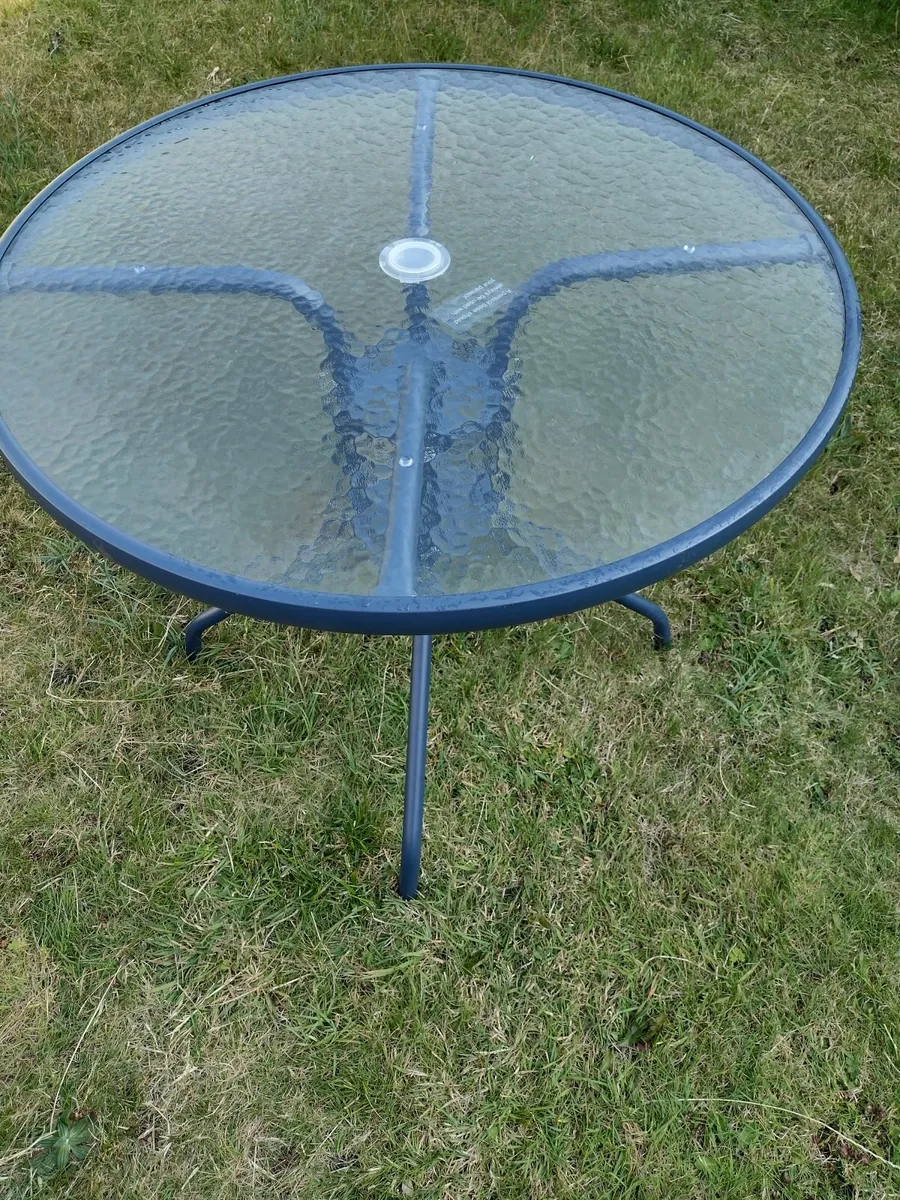 Glass top garden/patio table - Image 1
