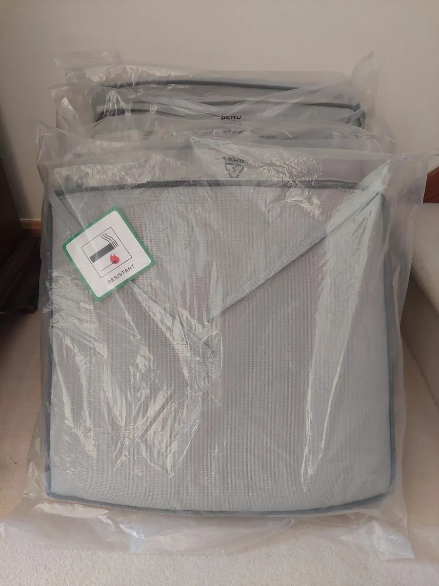 4 Brand New Garden Seat Cushions. - Image 1