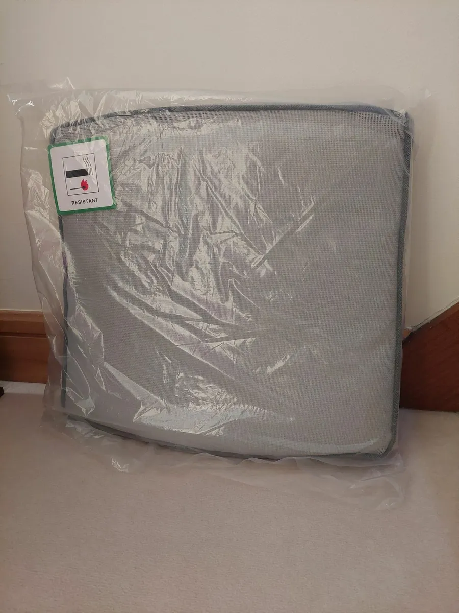 4 Brand New Garden Seat Cushions. - Image 2