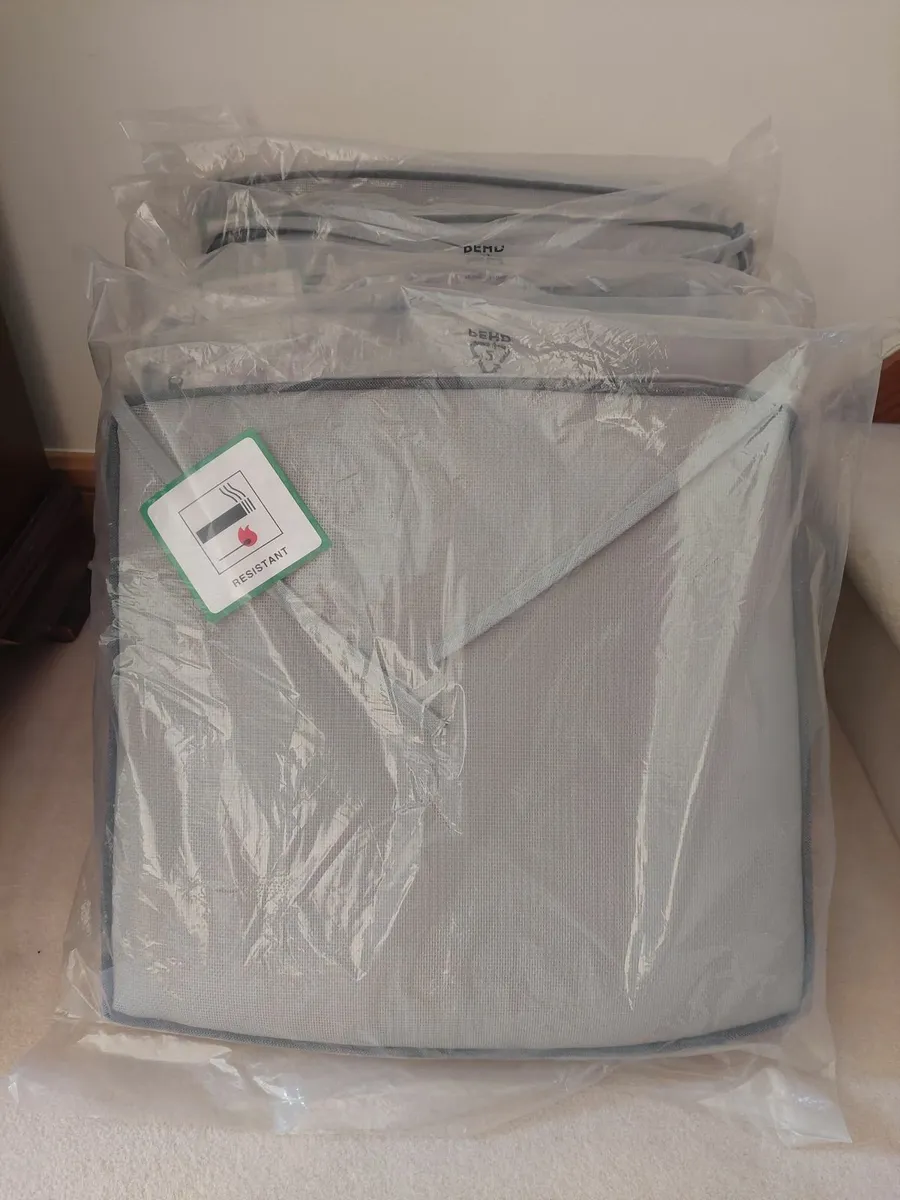 4 Brand New Garden Seat Cushions. - Image 4