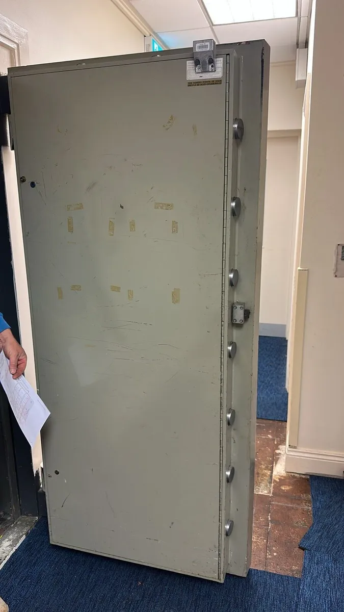 Bank vault Safe door and bank drop safe - Image 2