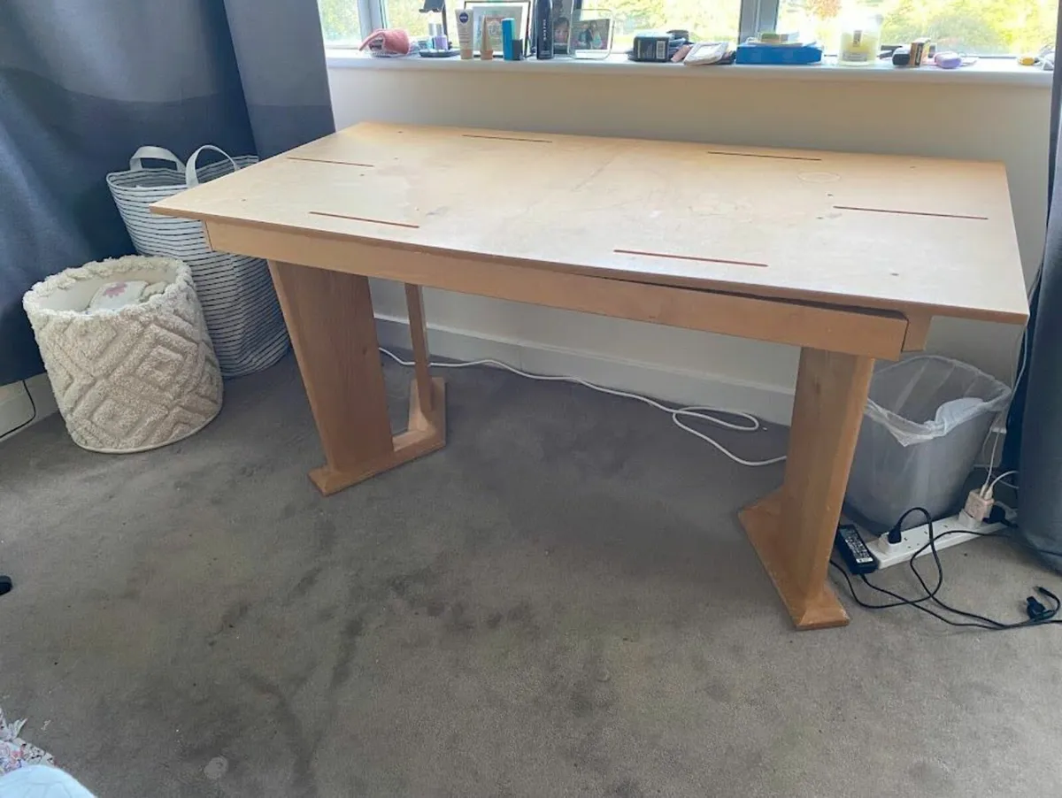 Table w/ table cloth - Image 1