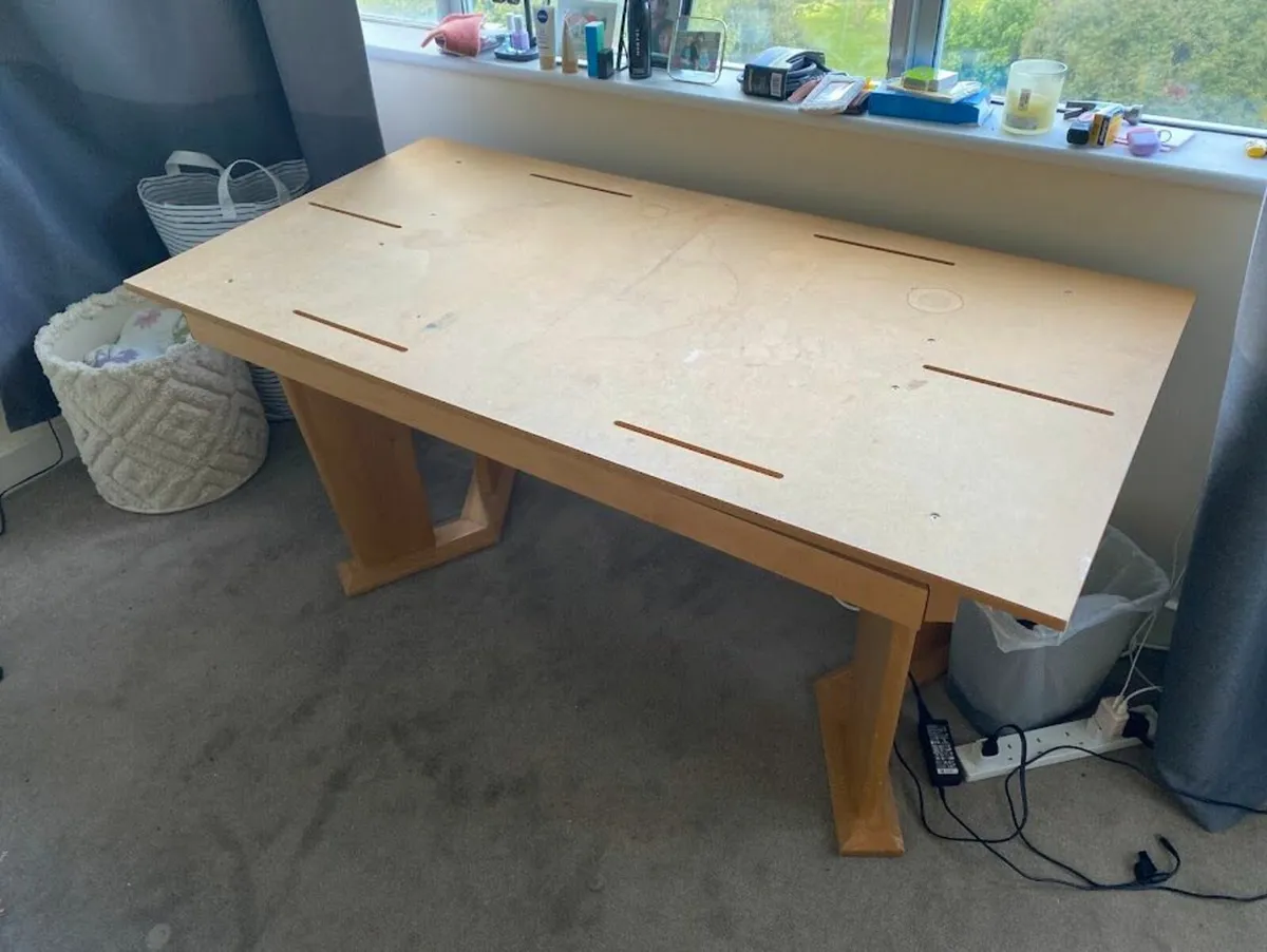 Table w/ table cloth - Image 2