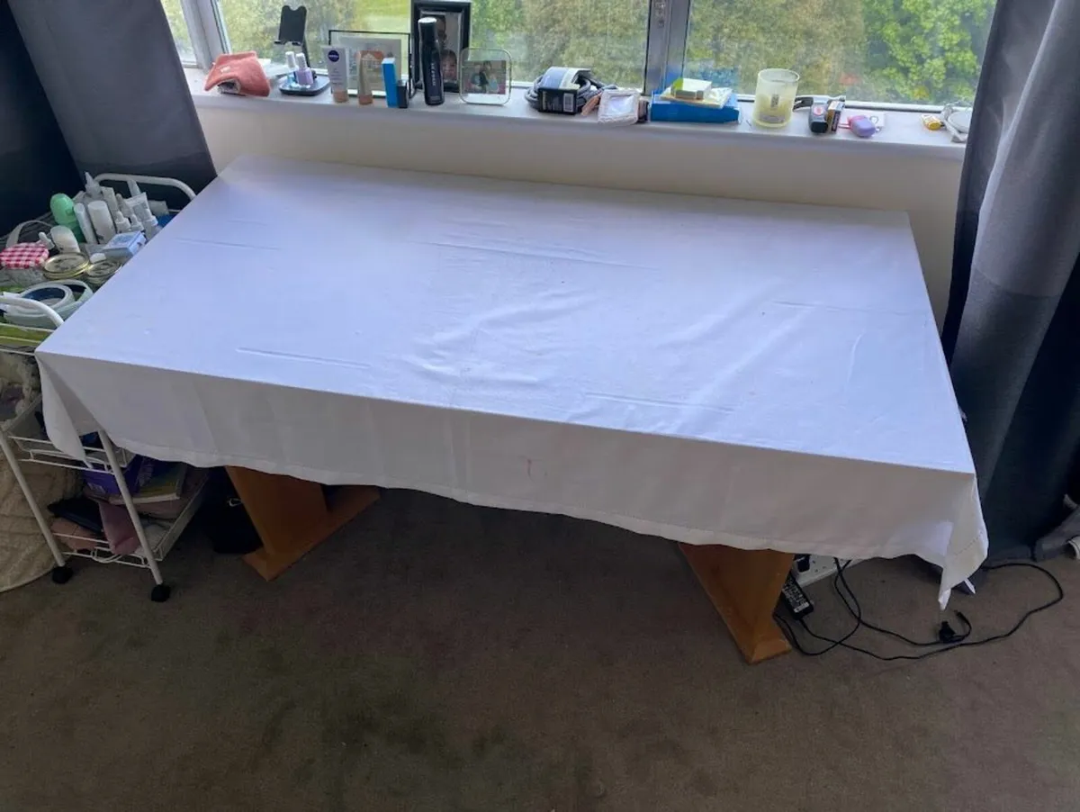 Table w/ table cloth - Image 3