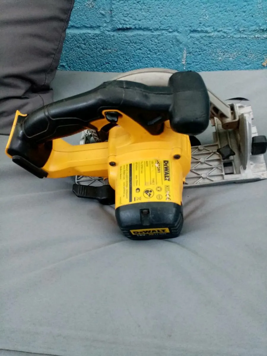 Dewalt 18v XR LI-ION Battery Circular Saw - Image 2