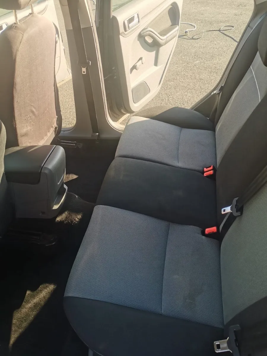 Ford Focus 2010 - Image 2