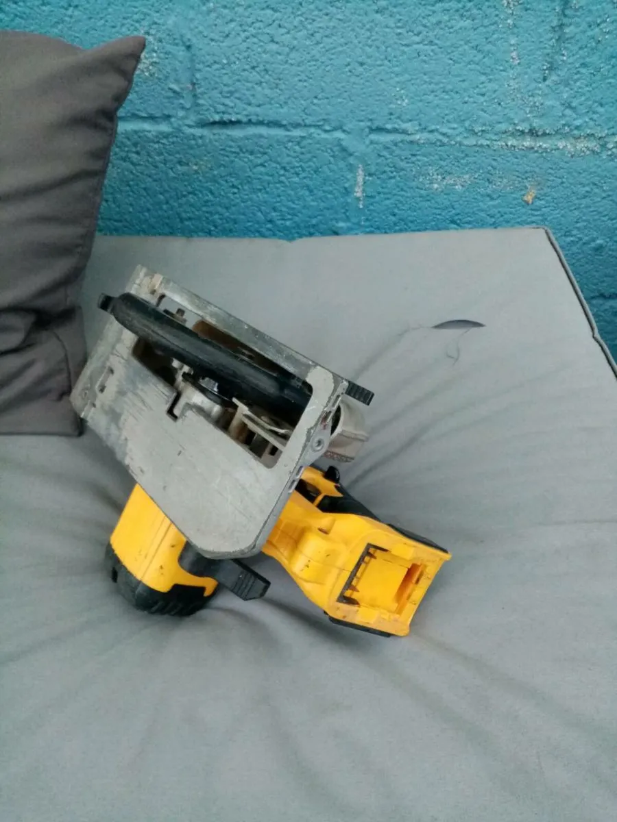 Dewalt 18v XR LI-ION Battery Circular Saw - Image 4