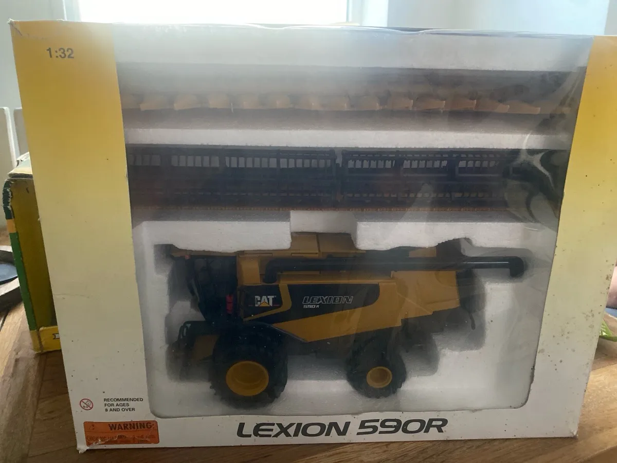Caterpillar lexion 590r 1:32 scale model - Image 1