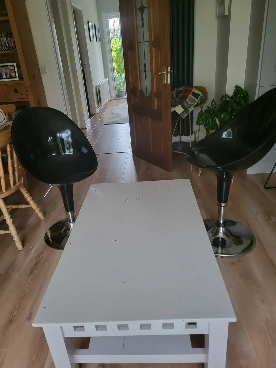 Coffee table and 2 stools