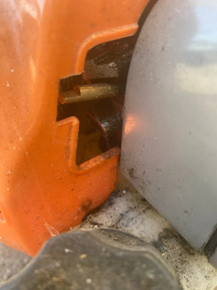 Petrol leaf blower - Image 1