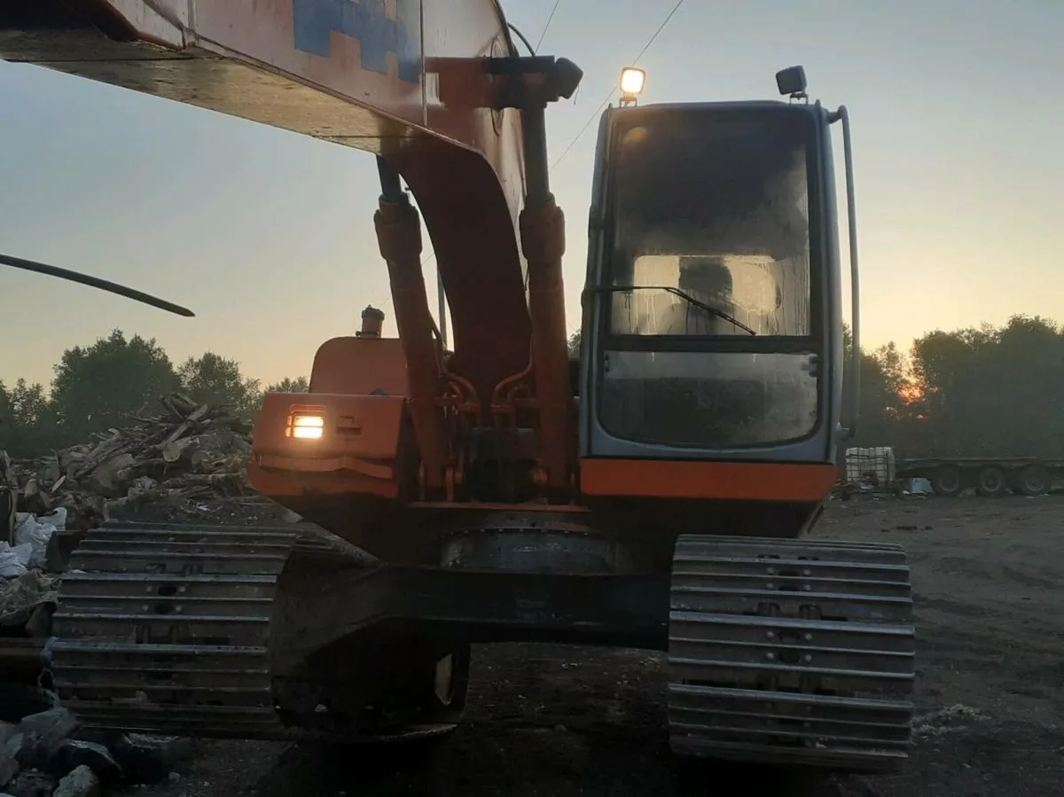 Hitachi digger 135 - Image 4