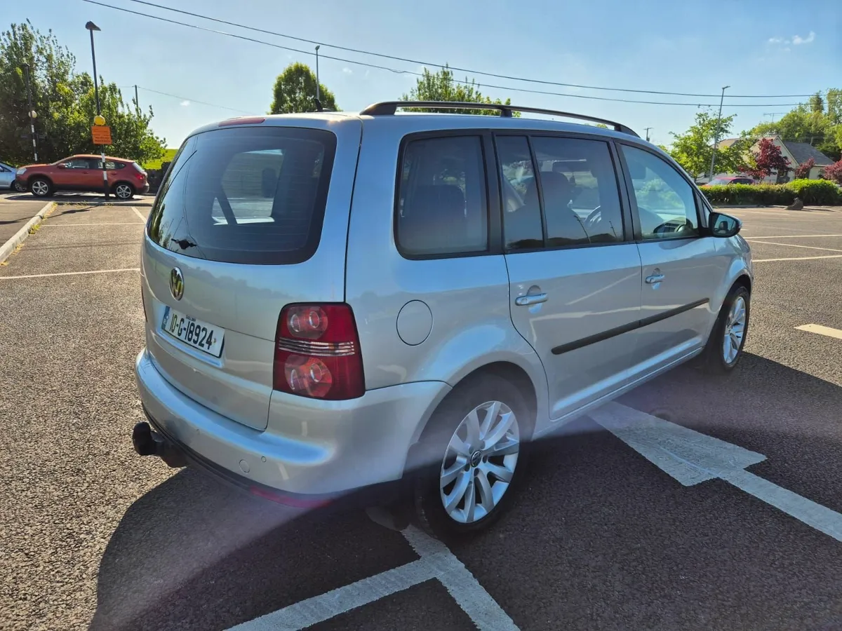 Volkswagen Touran 2010 - Image 2