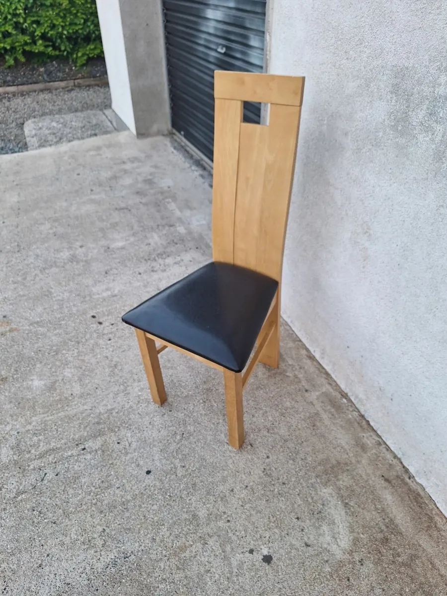 Table and chairs - Image 1