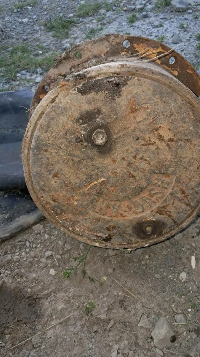 Hydash track motor for 6 ton digger - Image 1