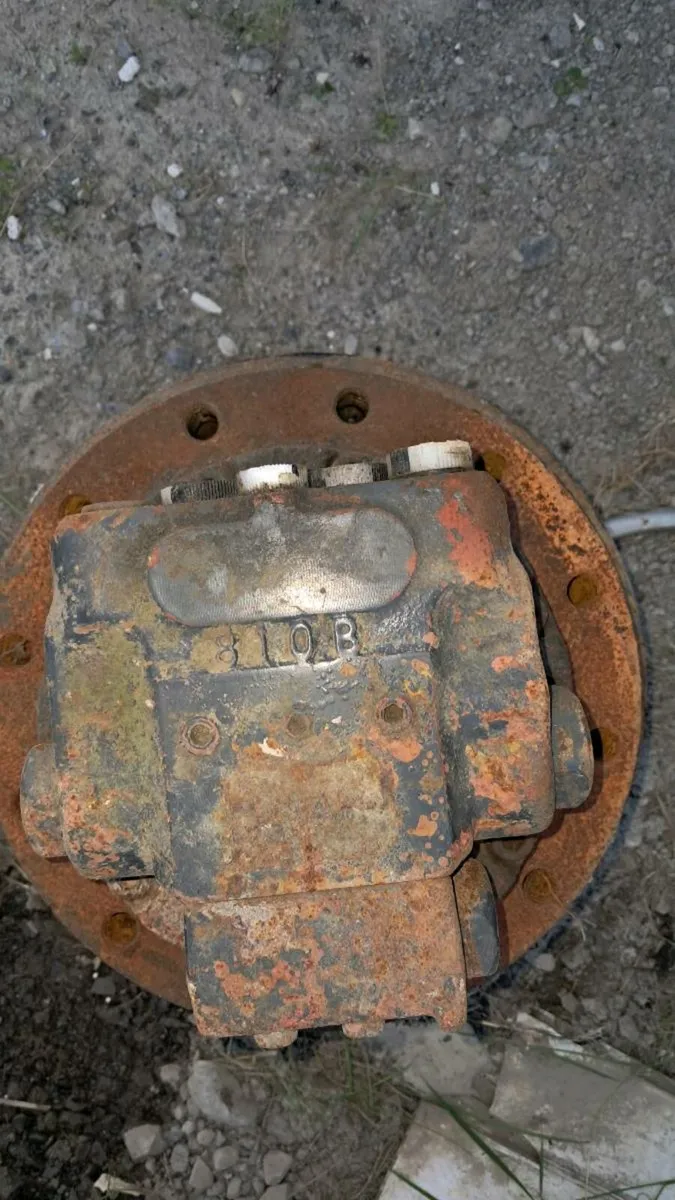 Hydash track motor for 6 ton digger - Image 2