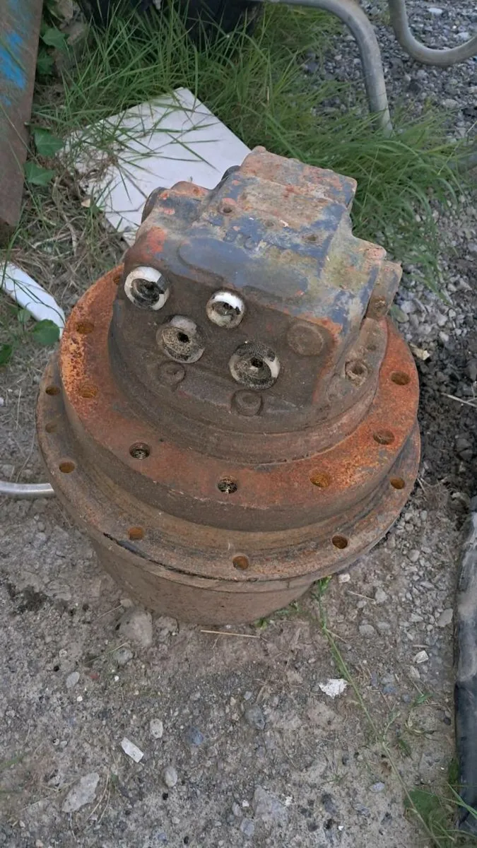 Hydash track motor for 6 ton digger - Image 3