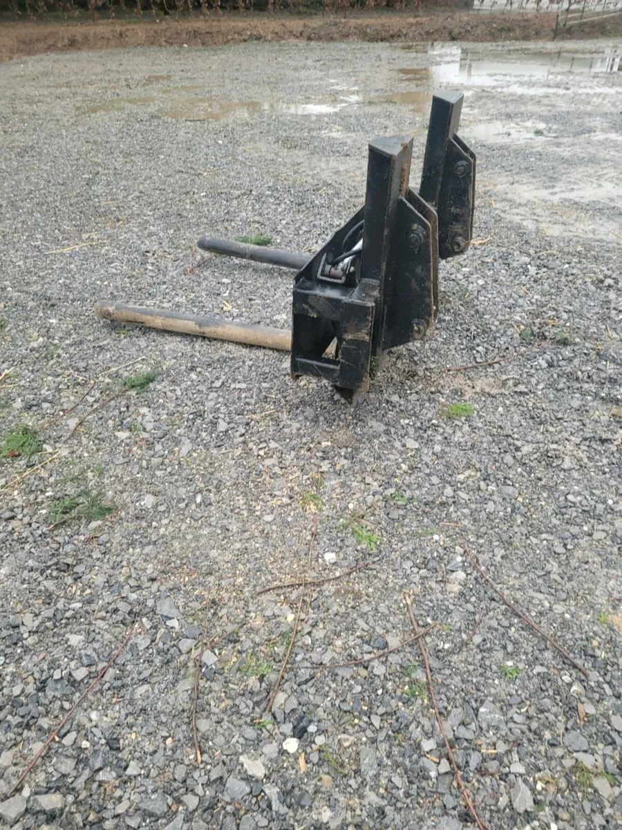 Bale grab and 8ft bucket - Image 1