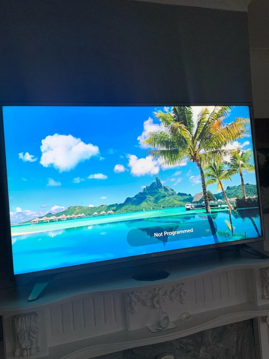 LG smart tv 52’’ - Image 1