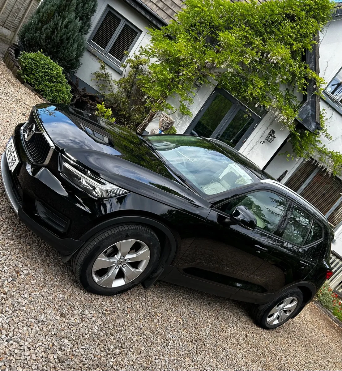 Volvo XC40 D3 Momentum 5DR Auto - Image 2