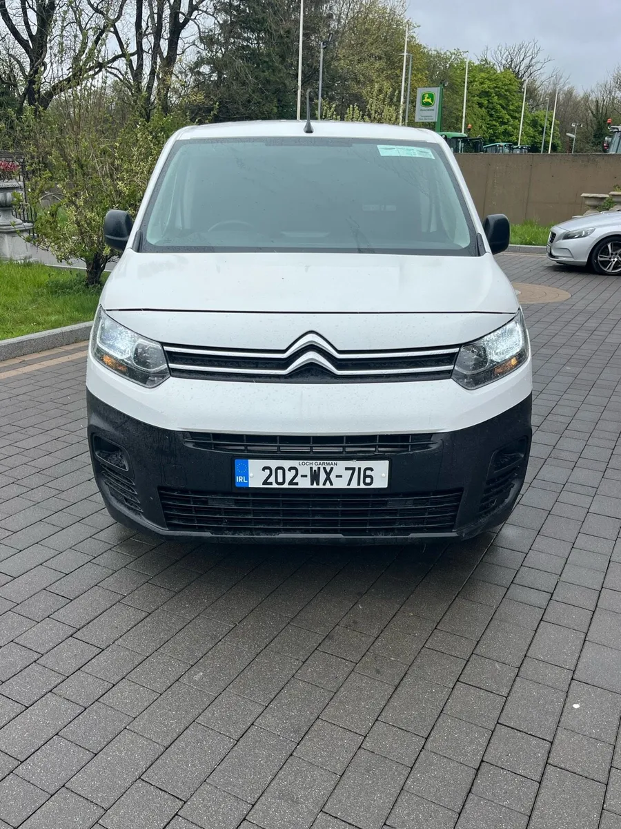 2020 Citreon Berlingo low kms new doe - Image 2