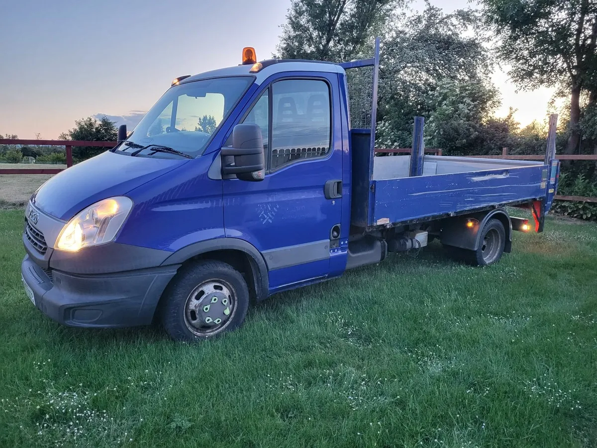 IVECO DAILY TIPPER WITH TAIL LIFT. - Image 4