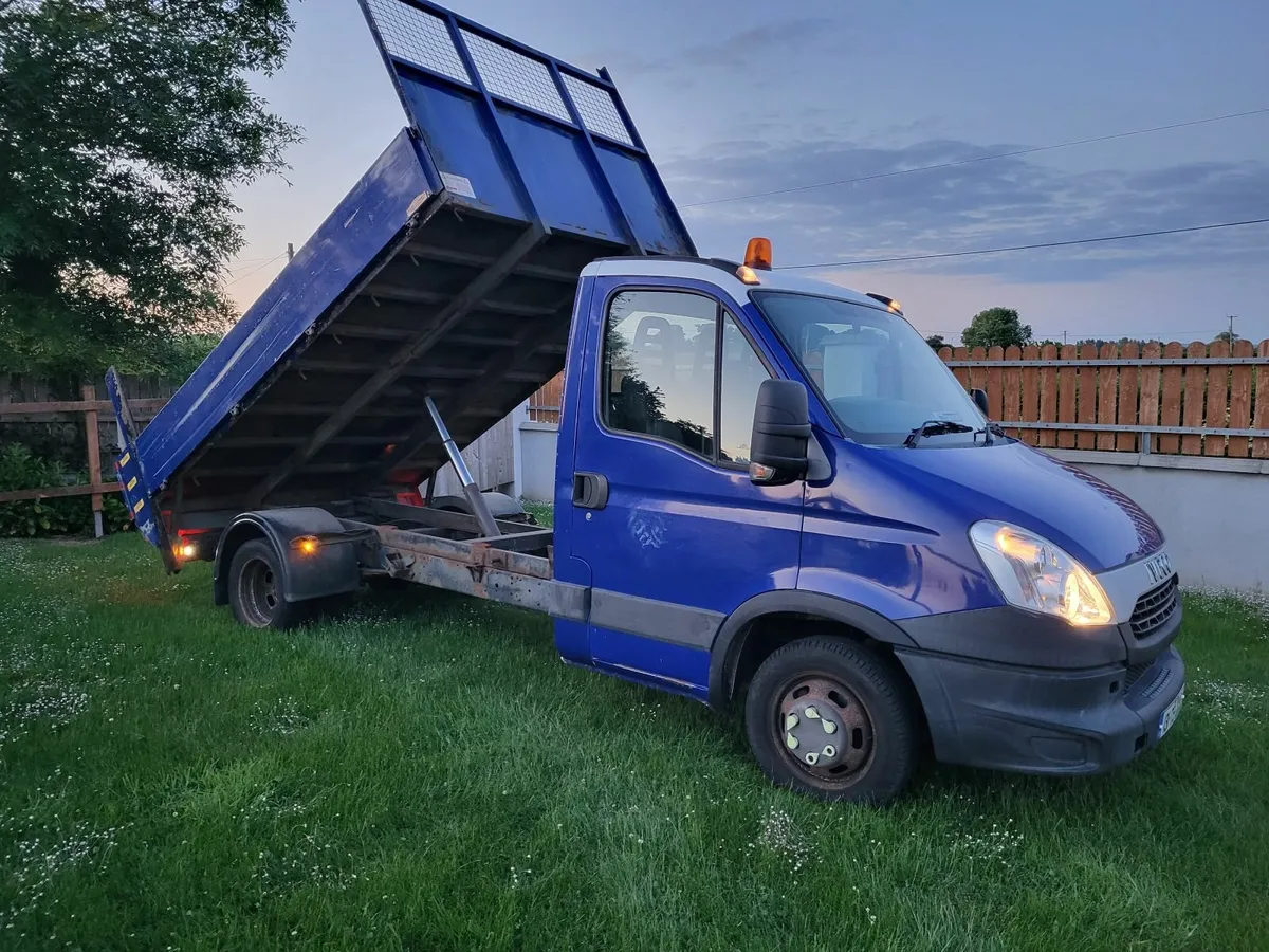 IVECO DAILY TIPPER WITH TAIL LIFT. - Image 1
