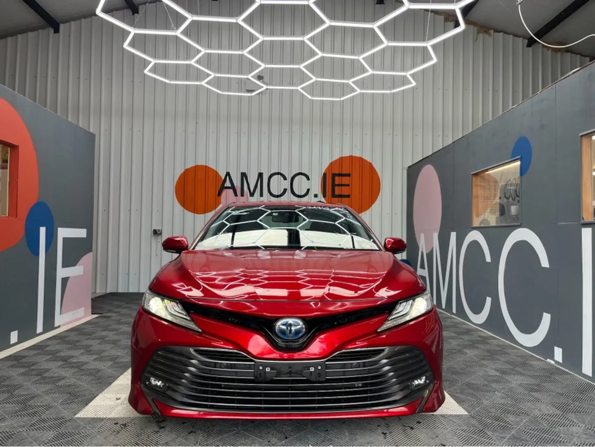 Toyota Camry 2.5 Hyrbid / 55k KMs / Reverse Camer - Image 2