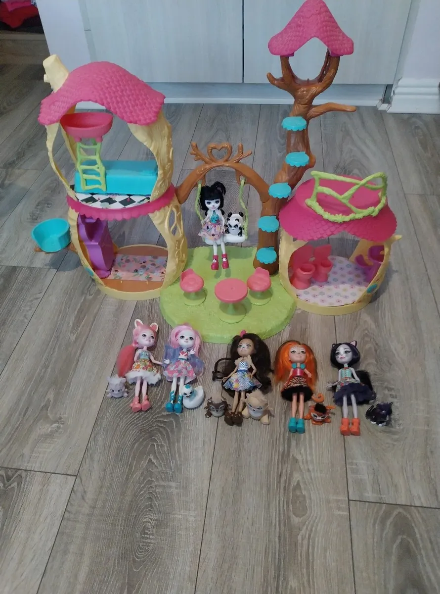 Enchantimal house and dolls - Image 1