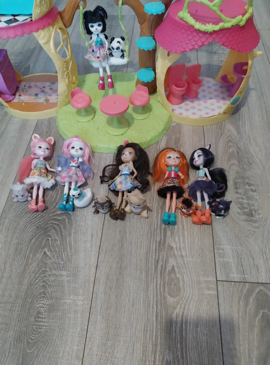 Enchantimal house and dolls - Image 2