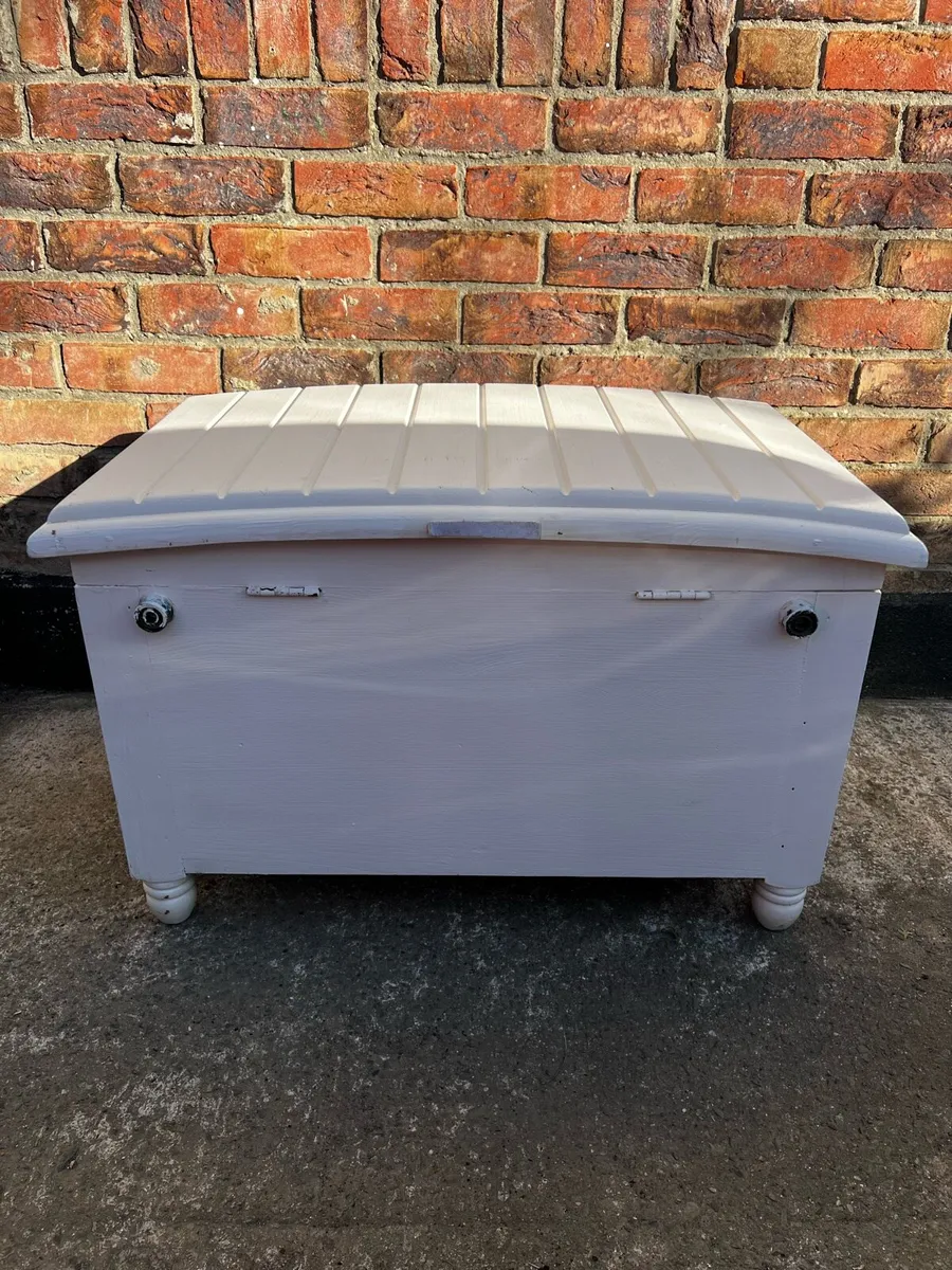 Beautiful Solid Wood Blanket Box / Storage Chest - Image 4