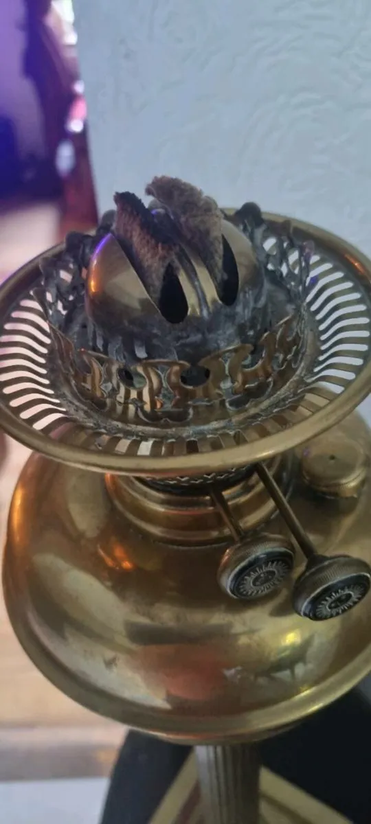 ANTIQUE OIL LAMP - Image 4