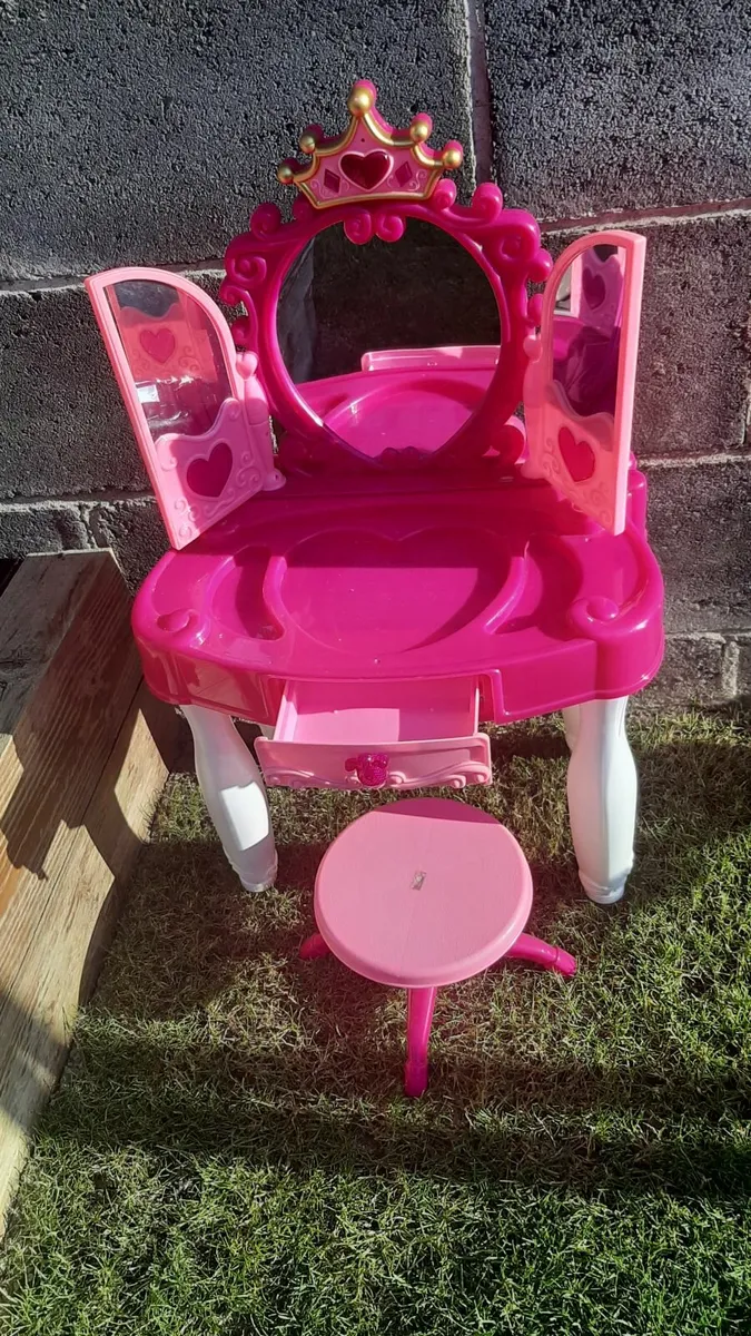 Girls makeup table - Image 1