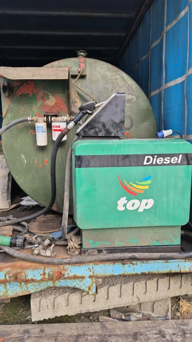 Fuel pump and tank - Image 1