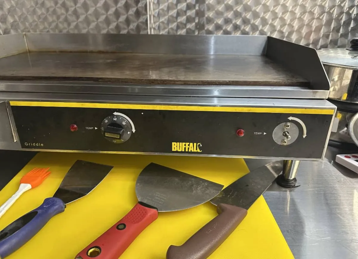 Buffalo G791 Extra Wide Countertop Griddle - Image 2