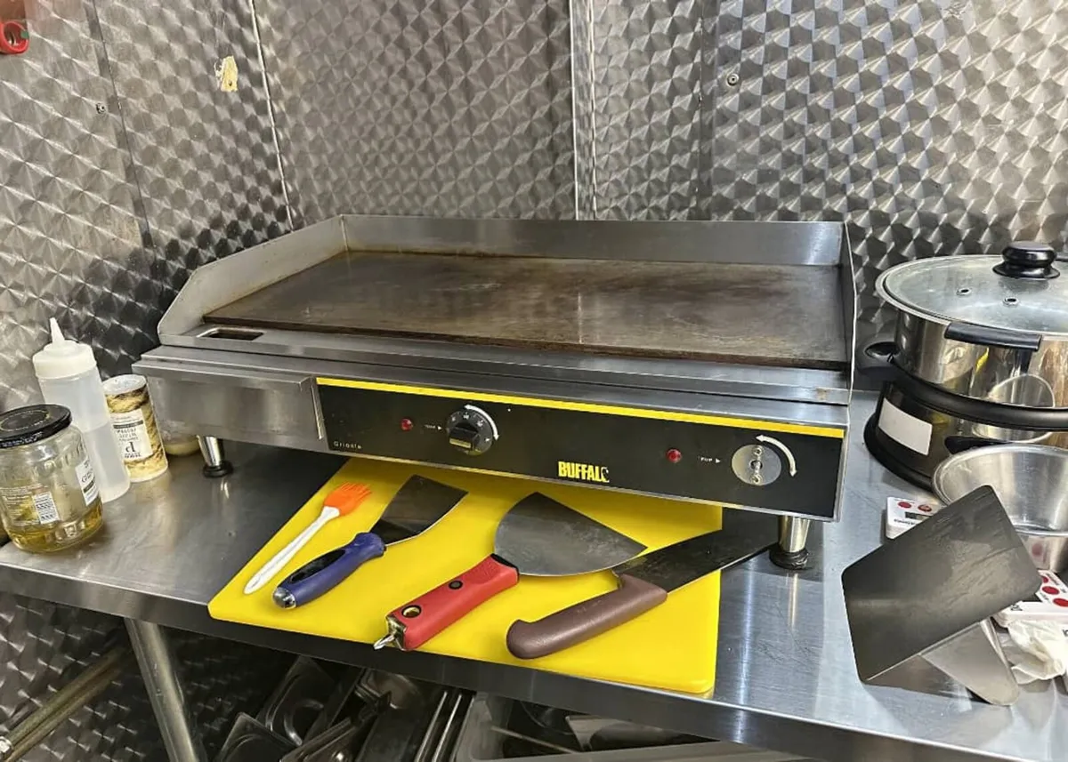 Buffalo G791 Extra Wide Countertop Griddle - Image 4