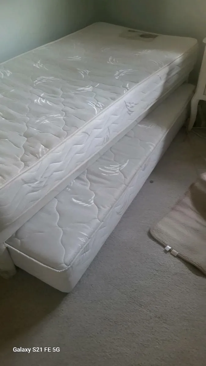 single bed with guestbed - Image 2