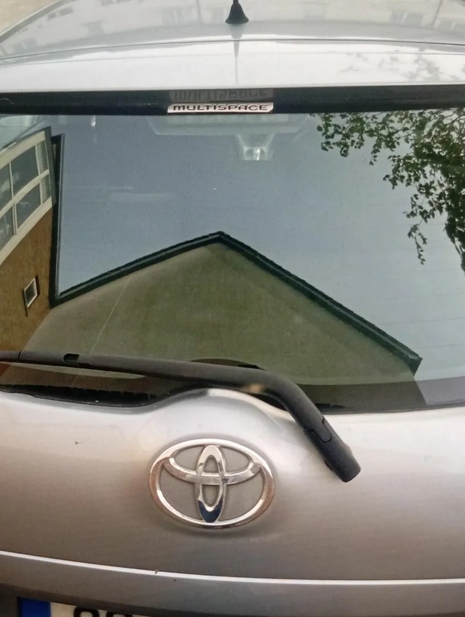 Toyota Auris 2008 - Image 2