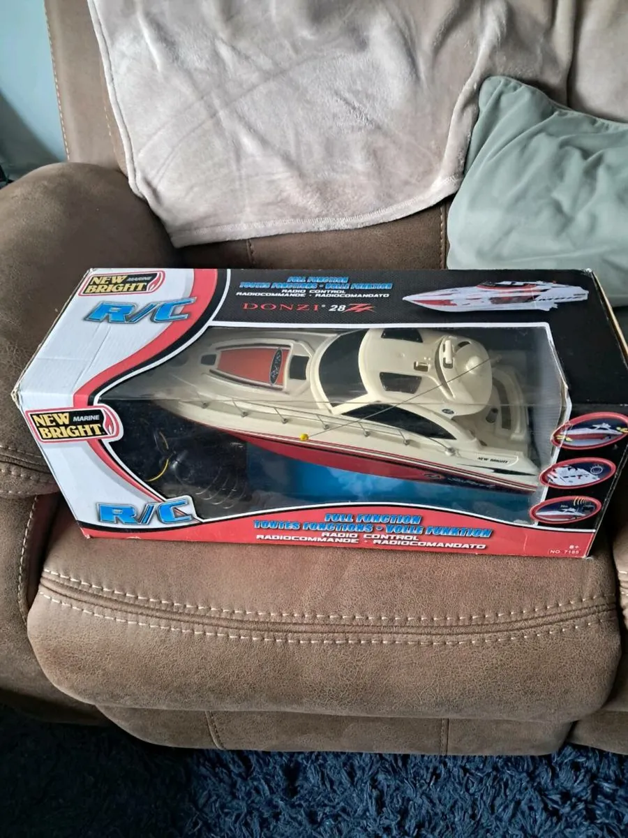 Remote control boat - Image 1