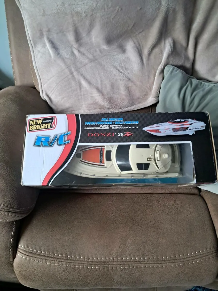 Remote control boat - Image 2