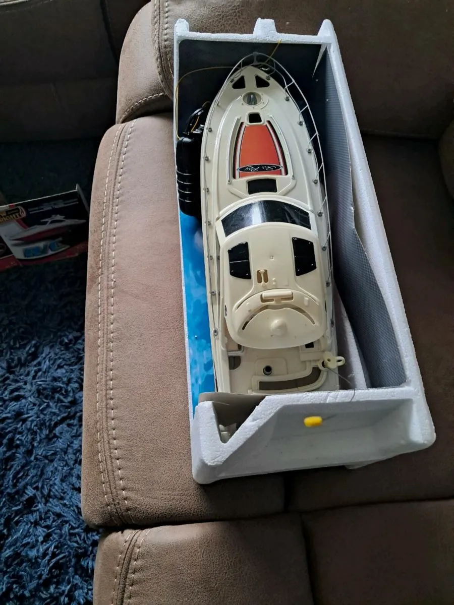 Remote control boat - Image 4