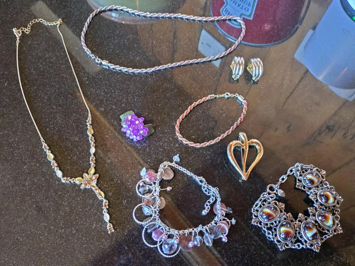 MORE COSTUME JEWELLERY. - Image 1