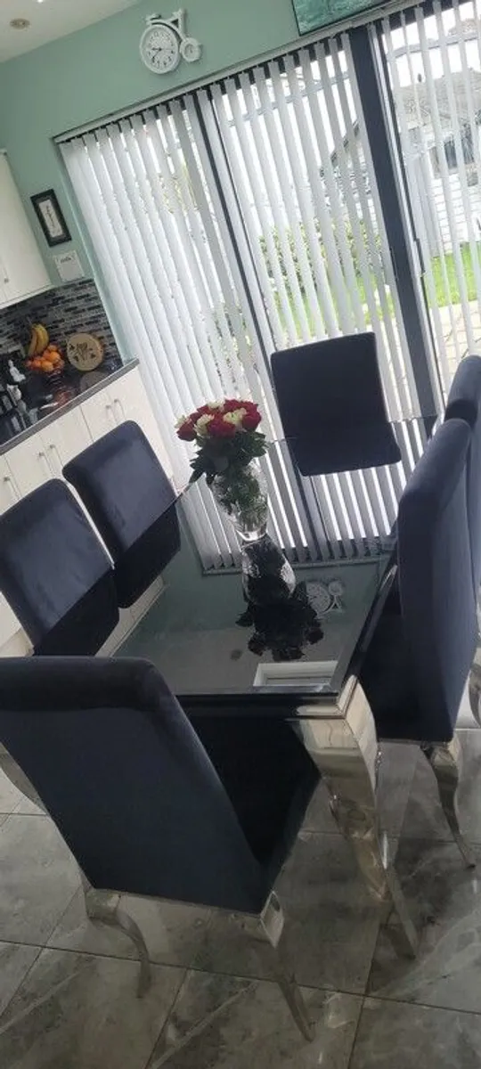 Glass table and chairs Can deliver local - Image 1