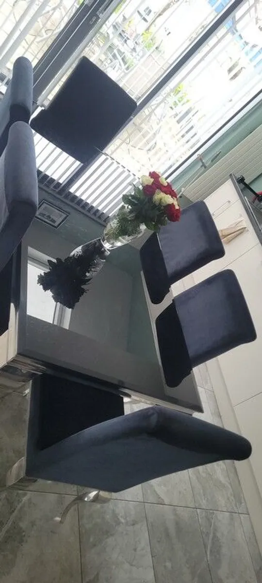 Glass table and chairs Can deliver local - Image 3