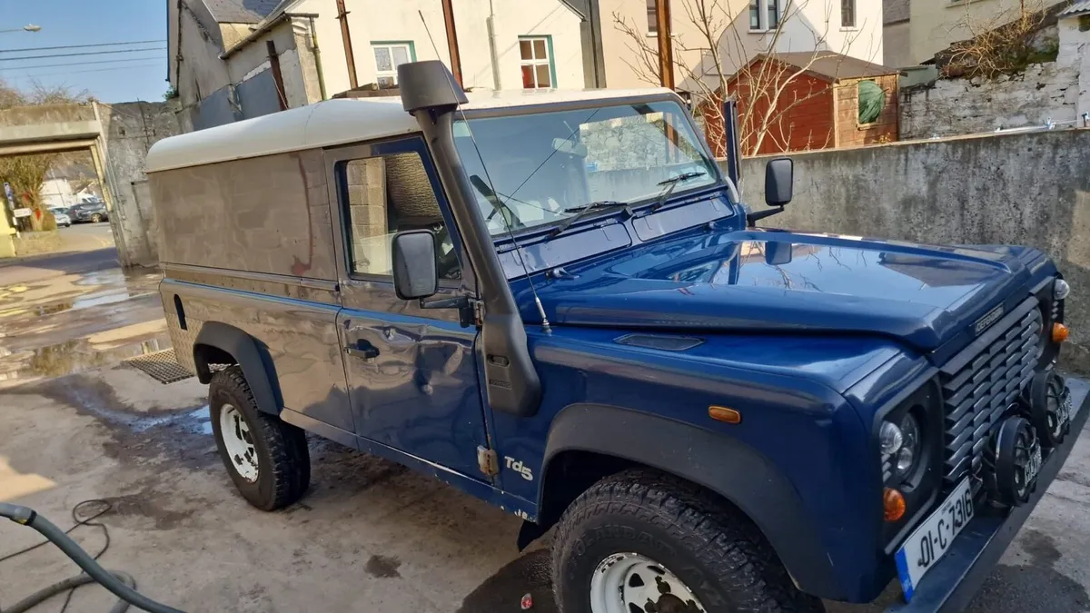 Land Rover Defender - Image 1